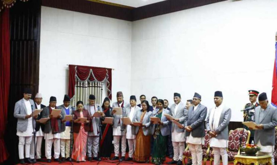 ‘प्रचण्ड’ नेतृत्वको मन्त्रिपरिषद्मा समावेश भएका नवनियुक्त मन्त्रीहरूद्वारा शपथ ग्रहण