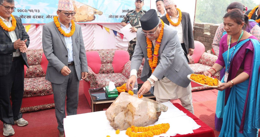 प्रधानमन्त्रीबाट गोर्खा दरबारमा क्वार्ज क्रिस्टल प्रतिस्थापन