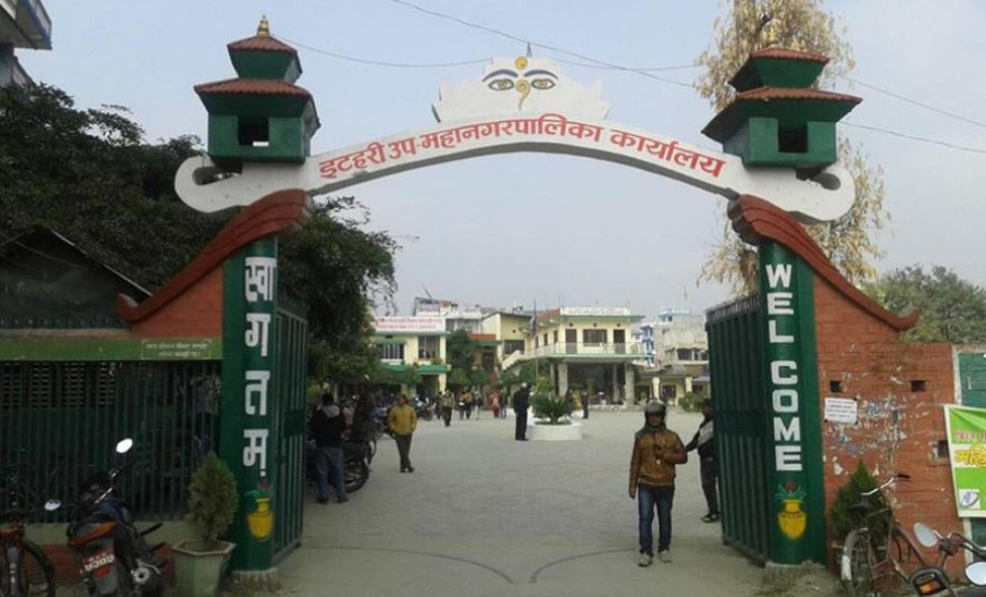 इटहरीमा उपनगरपालिकाको ड्रेस कोड लागू नगर्न निजी विद्यालयको सर्कुलर