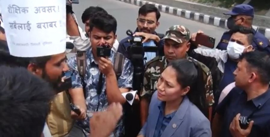 एकल प्रदर्शनमा रहेका चापागाईंलाई शिक्षामन्त्रीले भेटिन्