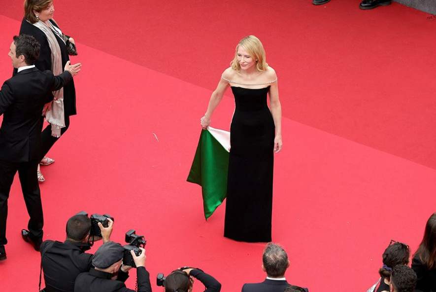 कान्समा केट - प्यालेस्टाइनको झण्डाजस्तै पहिरनमा युद्धको विरोध