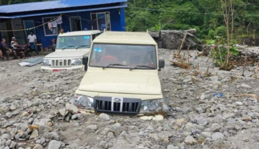 संखुवासभामा पहिरोले बगायो तीनवटा घर र एउटा गोठ