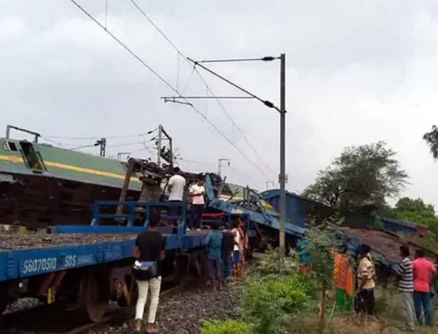 पश्चिम बङ्गालमा दुई रेल आपसमा ठोक्किँदा पाँच जनाको मृत्यु 