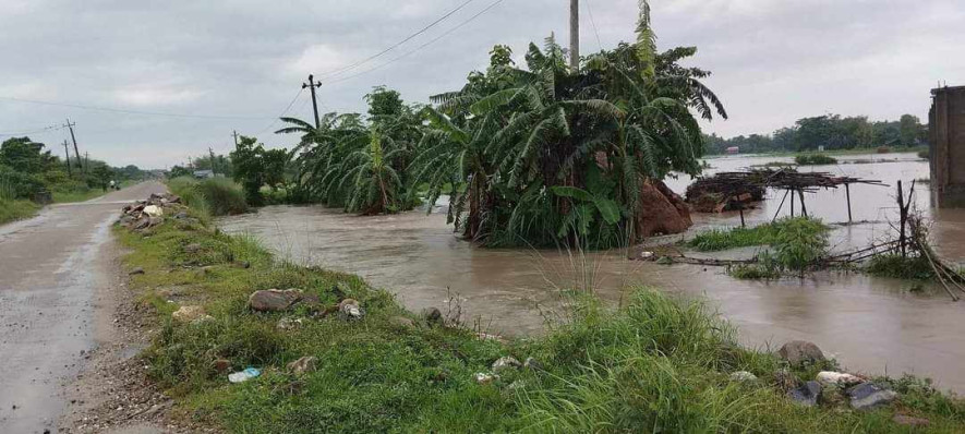 झापामा अविरल वर्षापछि डुबान, सडकहरु अवरुद्ध