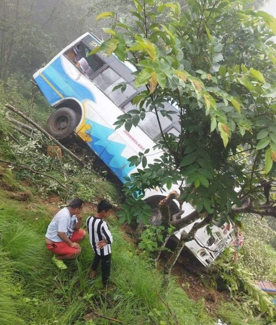 रामेछापको खिम्ति बिर्तामा बस दुर्घटना, १० जना घाइते 