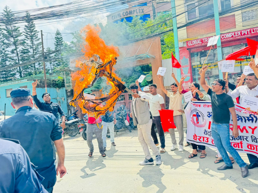 वैदेशिक रोजगारका पीडितलाई न्यायको माग गर्दै श्रममन्त्री डीपी अर्यालको पुतला दहन