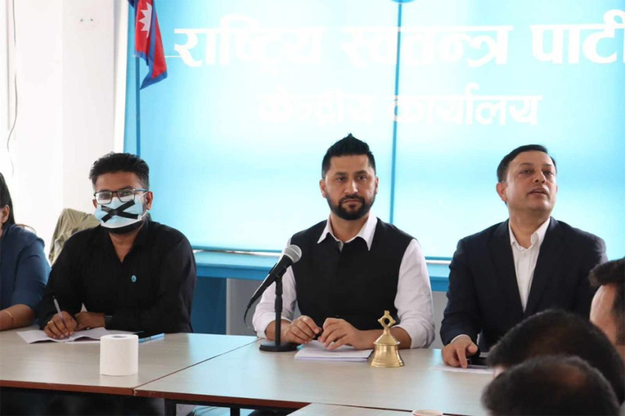 रास्वपाका महामन्त्री मुकुल ढकाल मुखमा कालो टेप लगाई वैठक मा उपस्थित