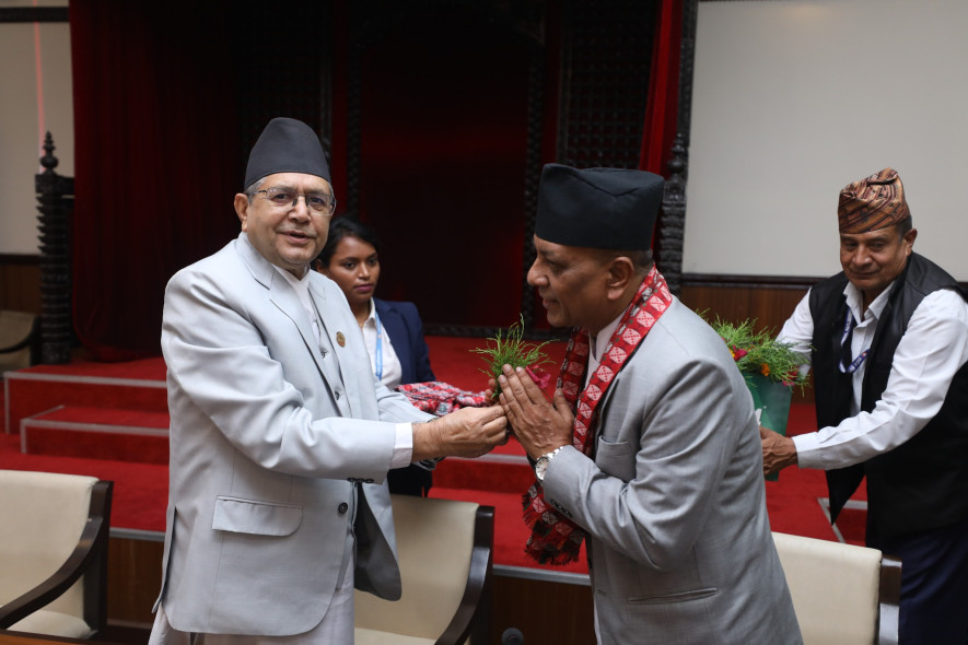 नवनियुक्त सचिव अधिकारीले लिए शपथ