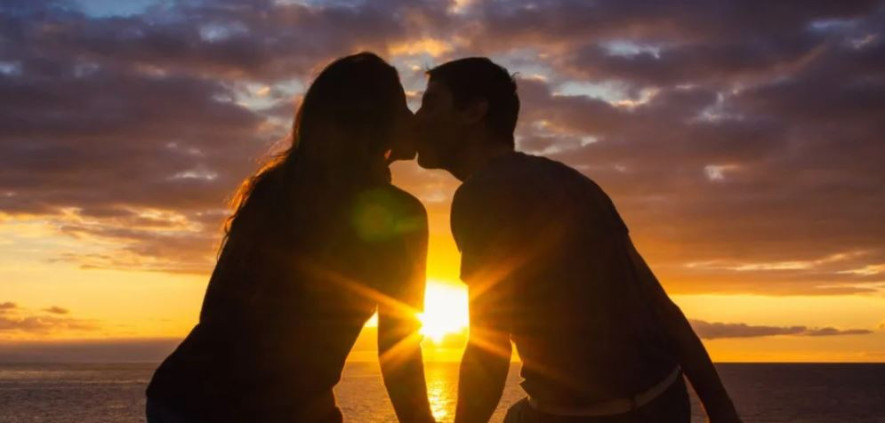 चुम्बन गर्दा शरीरमा कुन हर्मोन निस्कन्छ ? यसका फाइदाहरू जान्नुहोस्