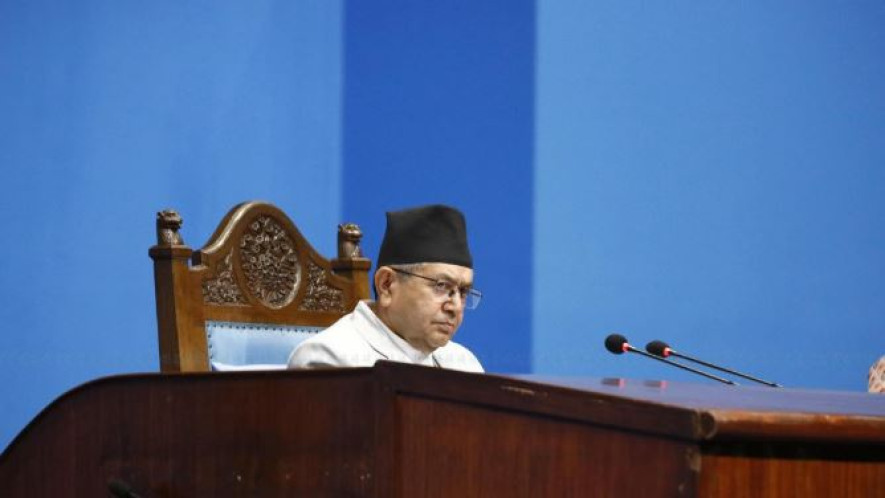 संसदमा बोल्दै सांसदहरू
