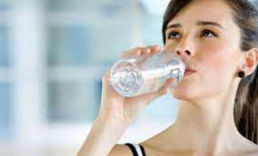 प्लास्टिकको बोतलमा राखिएको पानी पिउनु यति धेरै घातक !