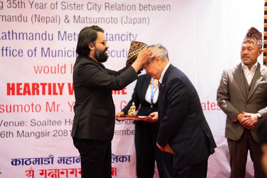 जापानका नगर प्रमुखलाई बालेनले दिए ढाका टोपी र देशे मरुझ्याको प्रतिकृति उपहार