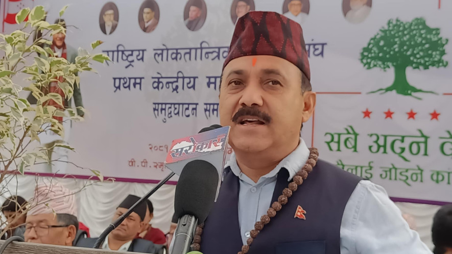 ‘ह्विल चेयर चढेर बिदा गरेको राजसंस्था रथ चडेर फिर्ता हुने आशामा छ’