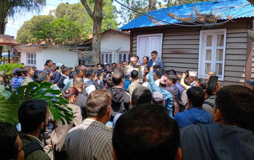 ट्रेड युनियन राख्न माग गर्दै निजामती कर्मचारीहरूले घेरे राज्य व्यवस्था तथा सुशासन समिति