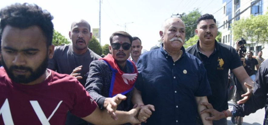 सिंहदरबारबाट फुत्किएर प्रदर्शनस्थल पुगे राप्रपा सांसद सिंह