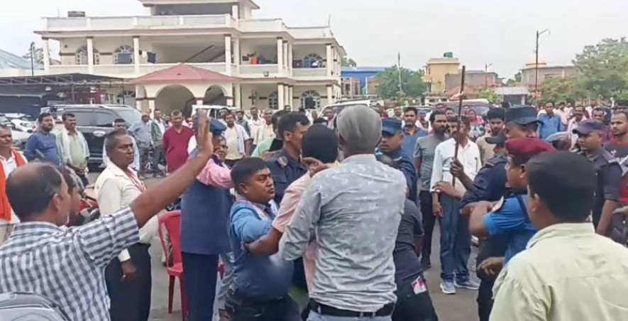 एमाले धनुषा अधिवेशनमा कुर्सी हानाहान