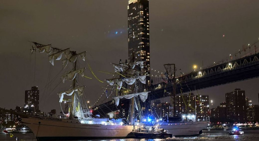 न्युयोर्कको ब्रूकलिन पुलमा मेक्सिकन नौसेनाको जहाज ठोक्कियो