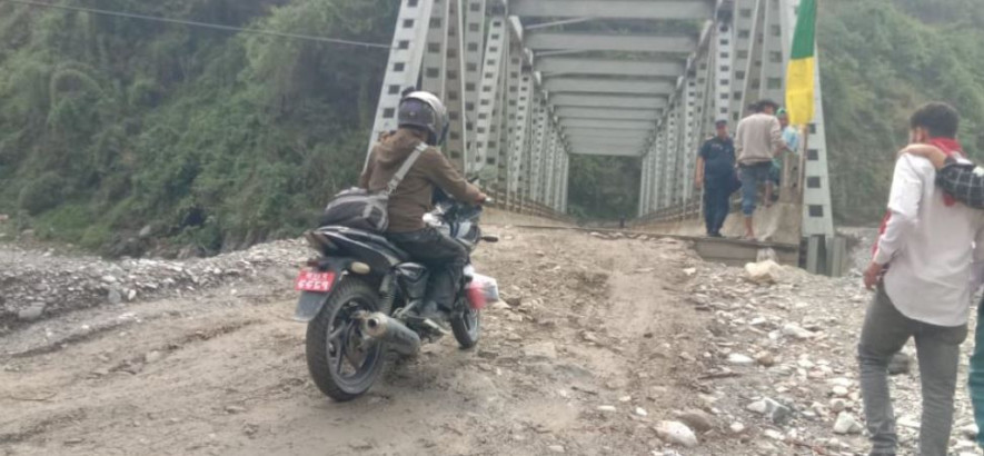 बागमती खोलामा डाइभर्सन बगाएपछि साना सवारी साधन निर्माणधीन पुलबाटै आवतजावत