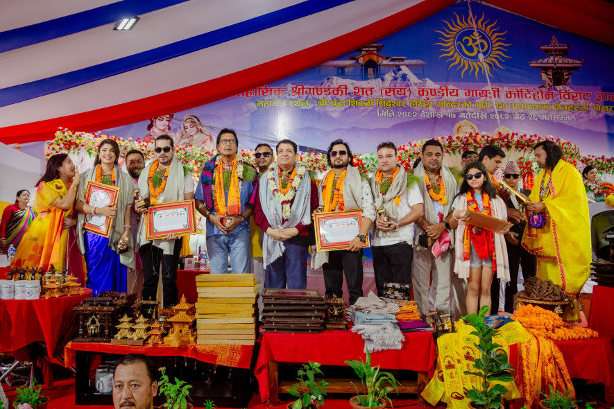 पोखरामा राजेश हमालः कोटी होमदेखि हलसम्म पुगे, दर्शकसँगै नाँचे