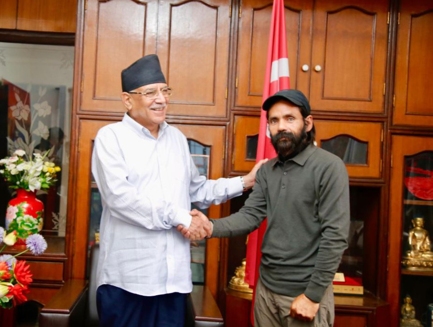सुर्खेतबाट हिँडेरै काठमाडौं आएका अभियन्ता बोहराले भेटे प्रचण्ड
